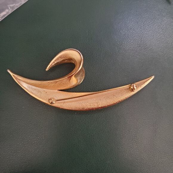 Vintage Crown Trifari Brooch Curling Leaf Brushed Gold Tone Signed 60's - Picture 5 of 6